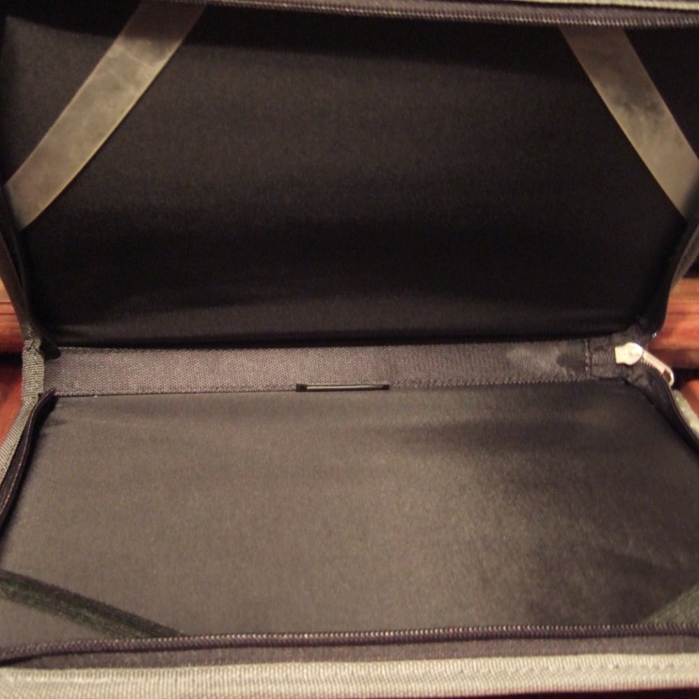 OTTERBOX LAPTOP CASE - Picture 5 of 6